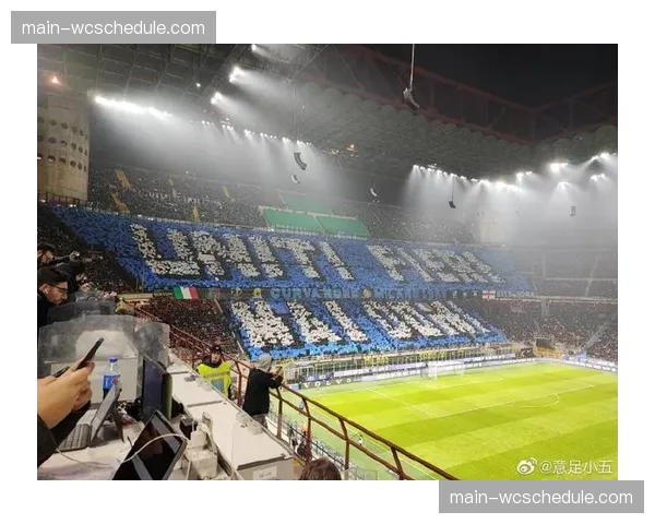 特写：梅阿查南看台巨型TIFO致敬三冠王传奇阵容