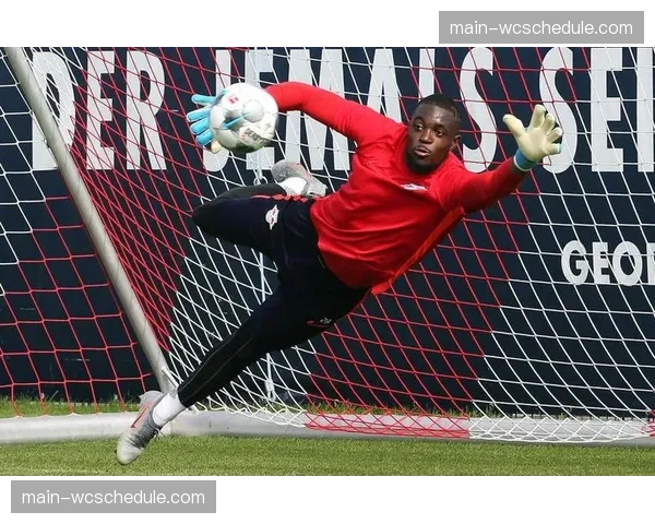 通讯：记洛里昂门将姆沃戈——更衣室领袖与防线指挥官的双重角色