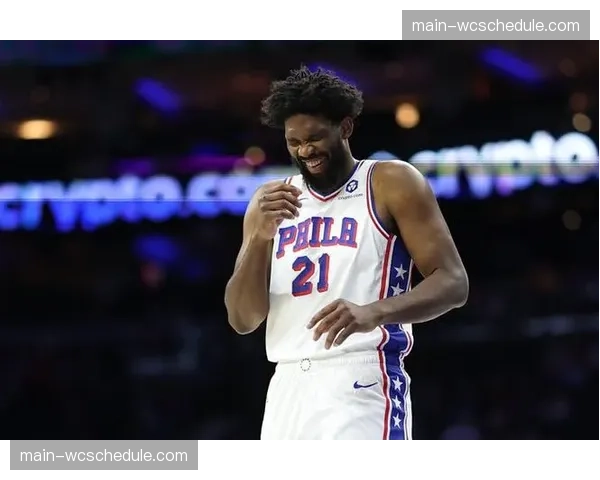 特写:恩比德封盖后指天庆祝,76人主场打出13-0防守高潮 特写:恩比德封盖后指天庆祝,76人主场打出13-0防守高潮