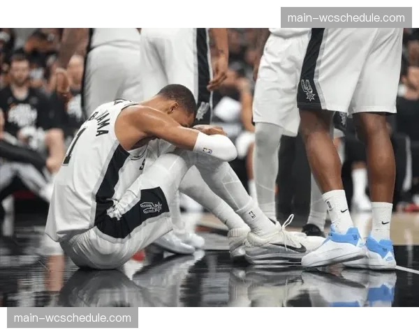 文班亚马摔伤离场触发脑震荡保护协议，马刺内线告急